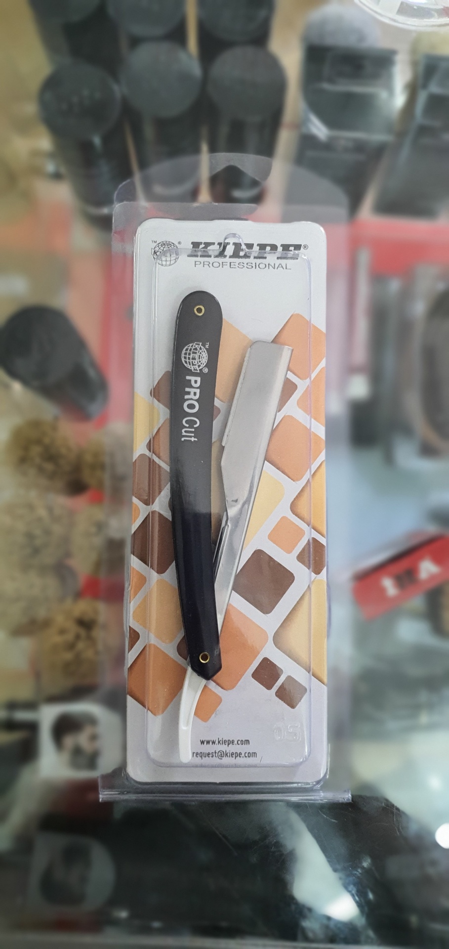 Navalha profissional de barbear Kiepe Pro Cut embalada em blister com fundo decorado.