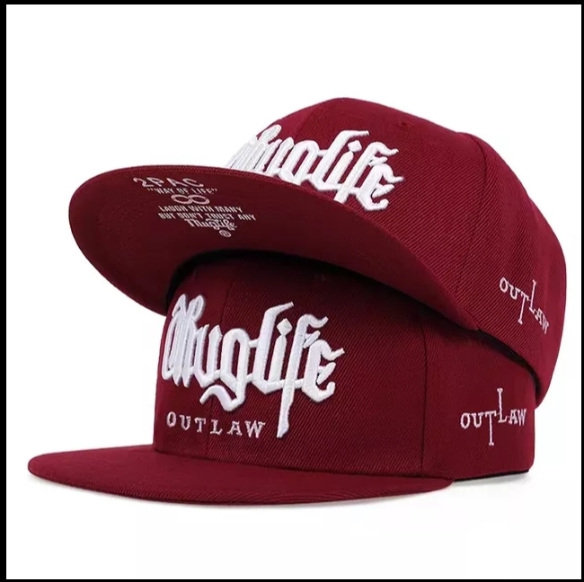 Boné bordô snapback com texto branco 'Thuglife' e 'OUTLAW'