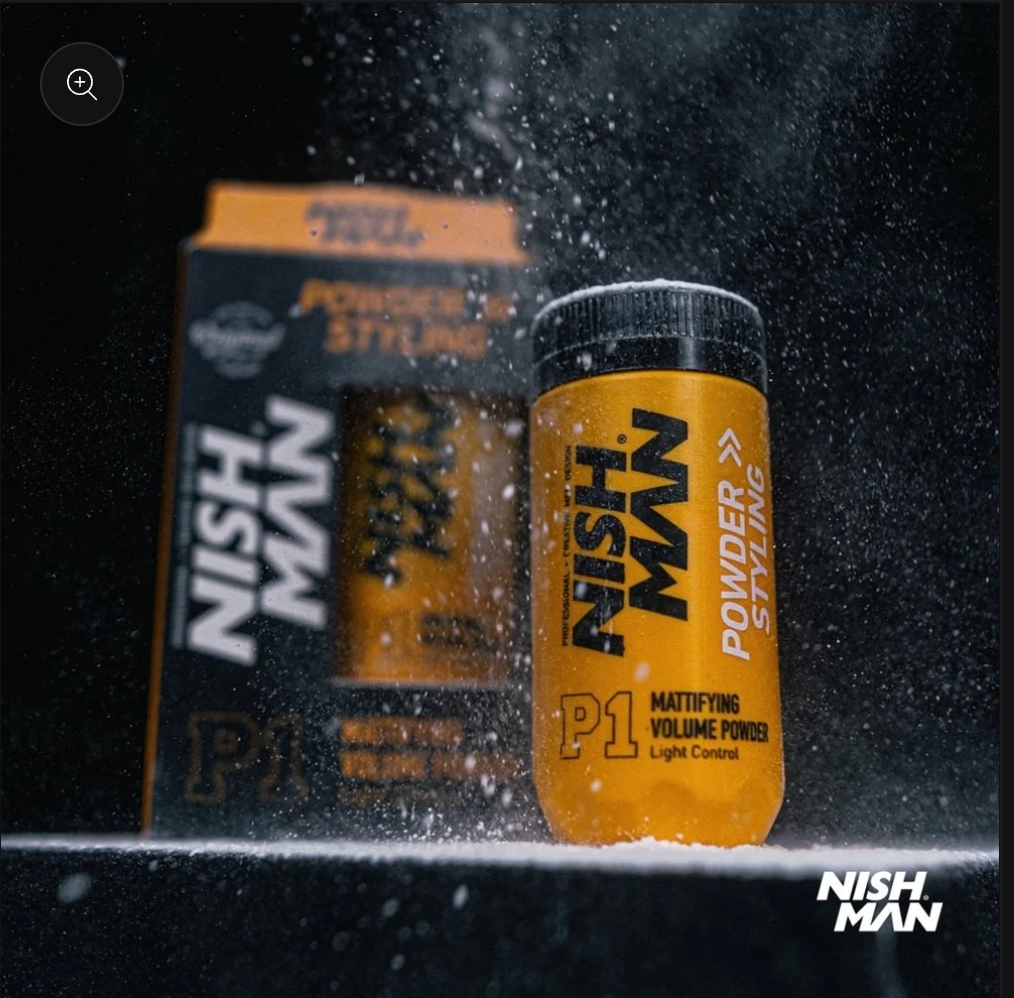 Frasco amarelo e preto de pó para cabelo NISH MAN P1 com caixa ao fundo e partículas de pó no ar