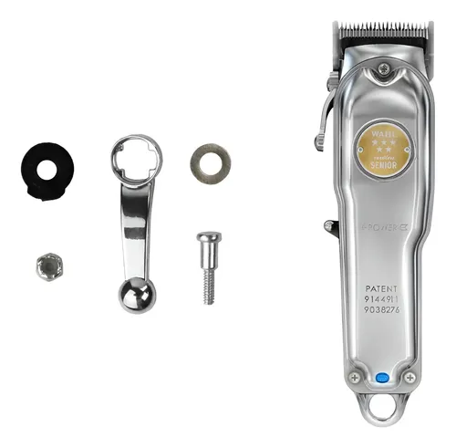 Máquina de cortar cabelo metálica e acessórios sobre fundo branco
