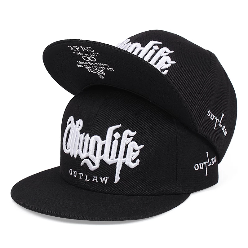 Dois bonés pretos com texto branco bordado 'Onlylife OUTLAW' em diferentes posições.