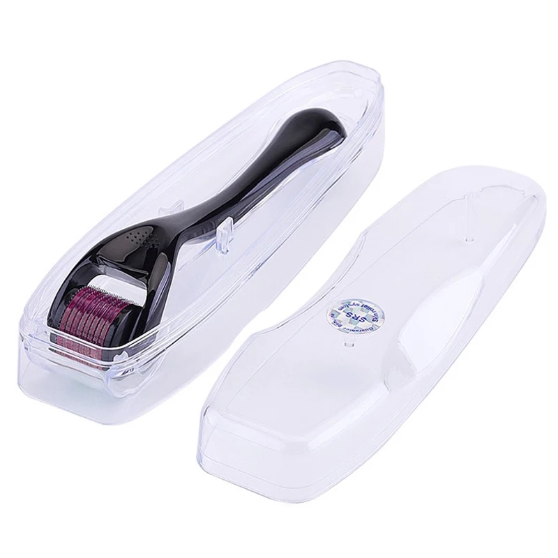 Derma roller com punho preto dentro de caixa plástica transparente