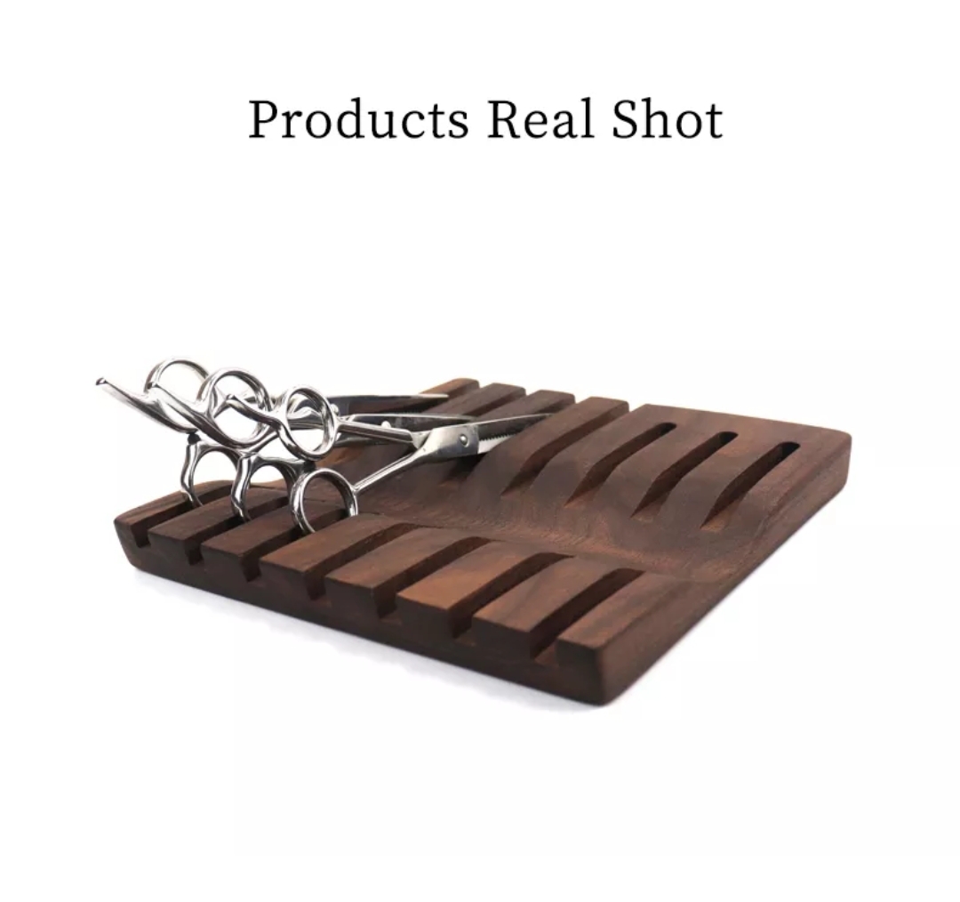 Prato de madeira com ranhuras e quatro garfos de metal