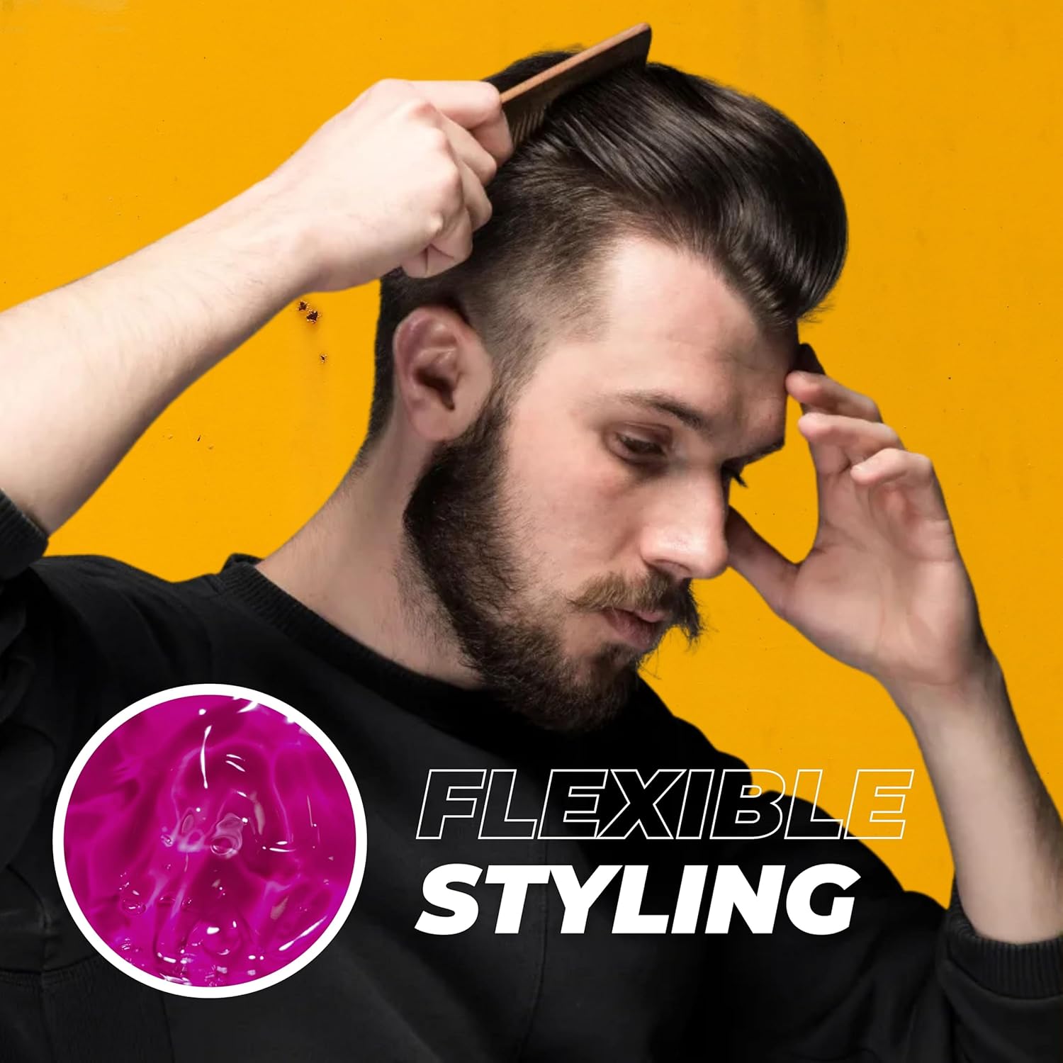 Homem penteando o cabelo com pente de madeira e texto FLEXIBLE STYLING