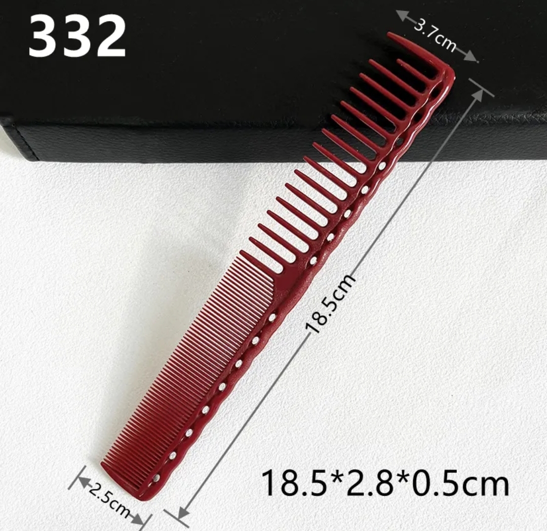 Pente vermelho de plástico com dentes largos e finos e pequenos furos, medidas visíveis.