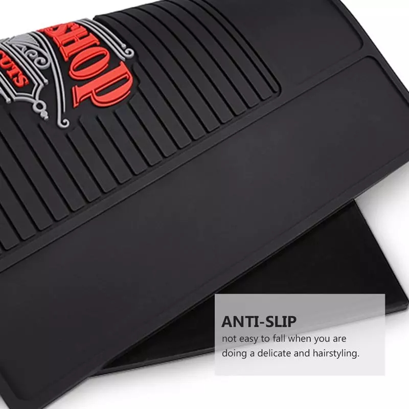 Tapete anti-derrapante preto com relevo e texto vermelho e branco, etiqueta cinzenta com texto em inglês