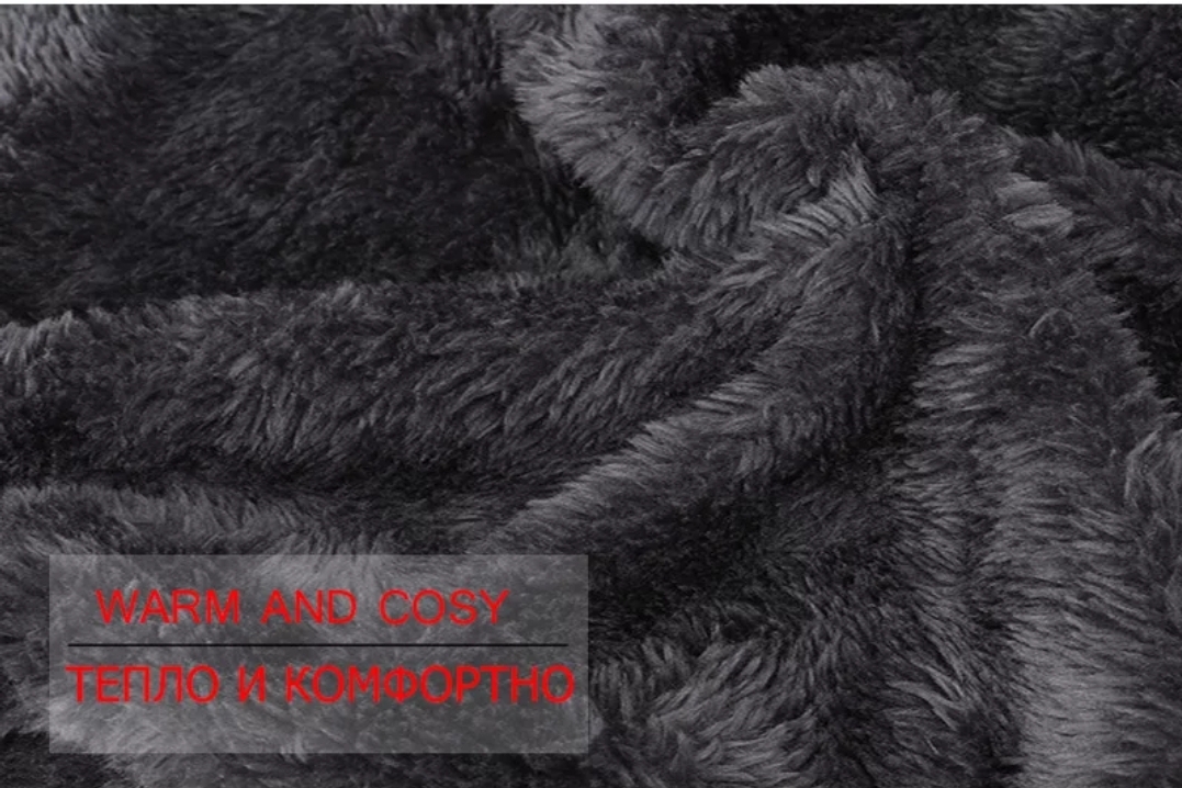tecido cinzento escuro felpudo com etiqueta dizendo WARM AND COSY, ТЕПЛО И КОМФОРТНО