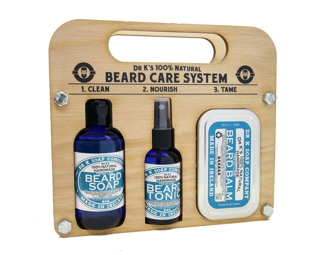 Kit de cuidados para barba DR K'S com sabonete, tónico e bálsamo em embalagem de madeira