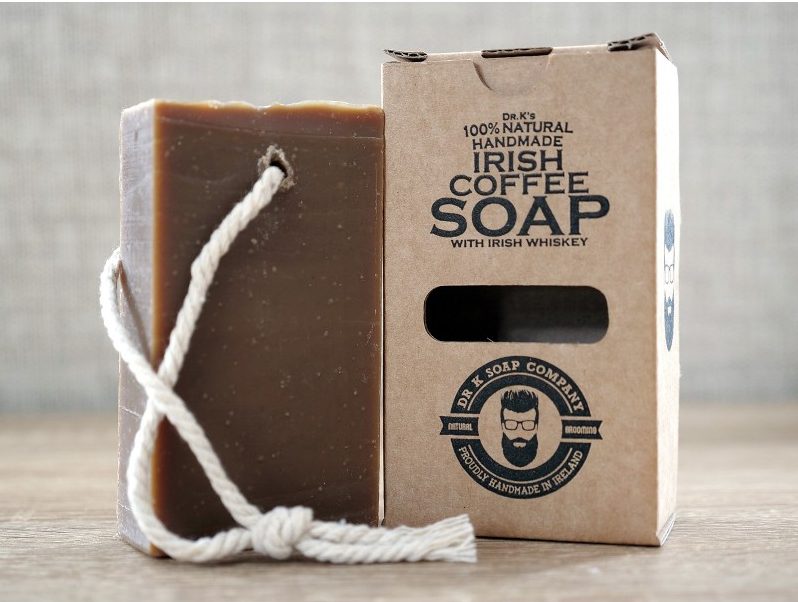 Sabonete castanho com cordão branco e embalagem de cartão com texto e logo D.I.Y SOAP COMPANY.