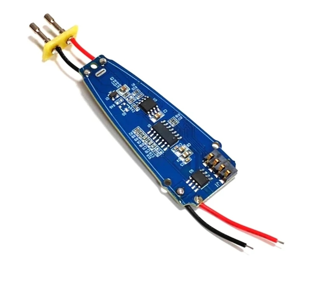 Placa eletrónica azul com componentes, fios e três pinos metálicos