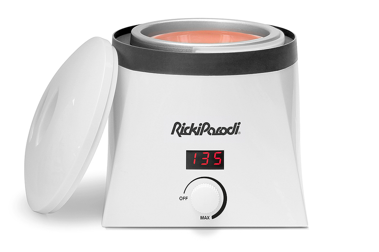 Aparelho branco e preto com visor digital e tampa amovível