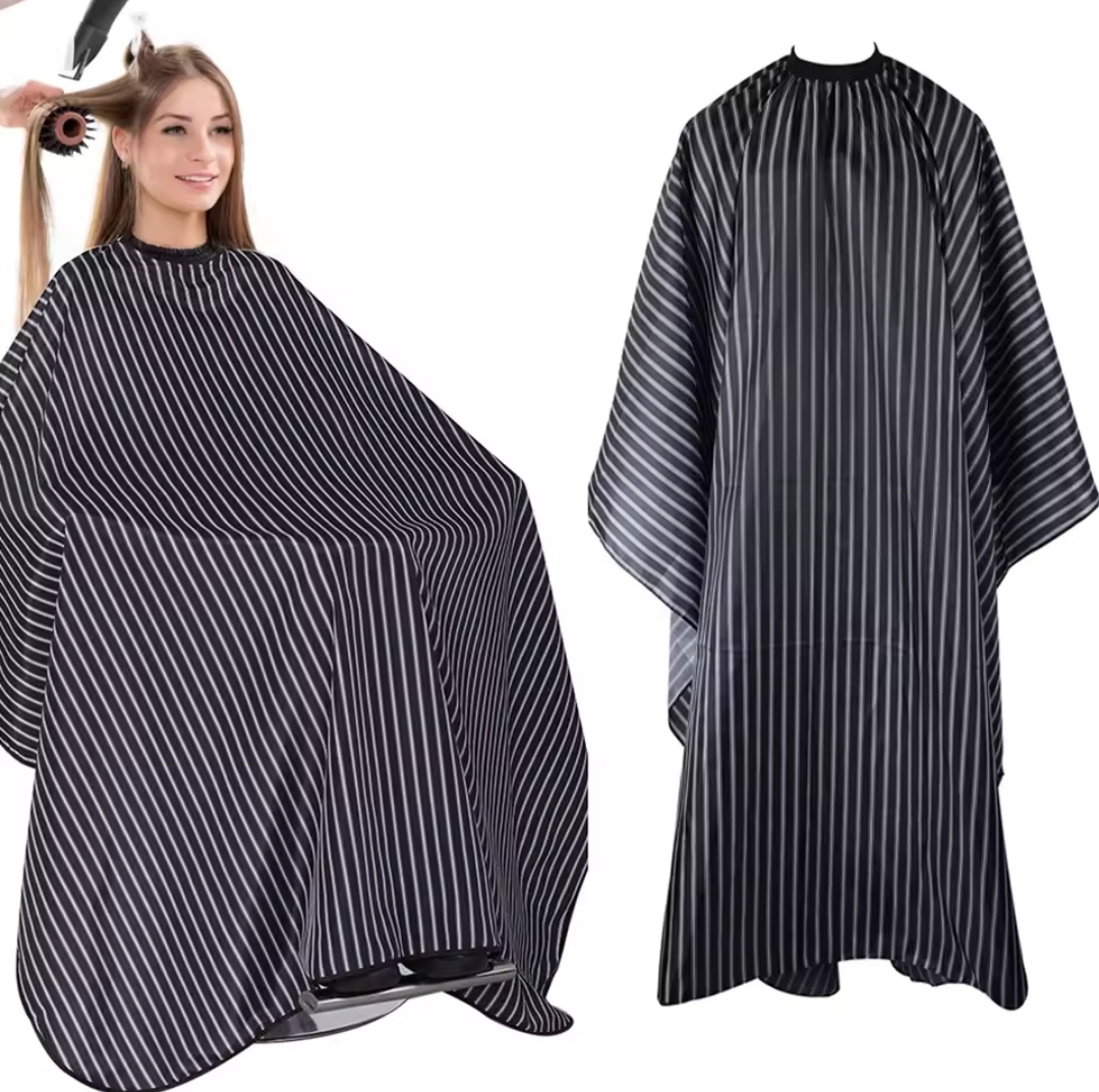 Capa de corte de cabelo preta com riscas brancas verticais