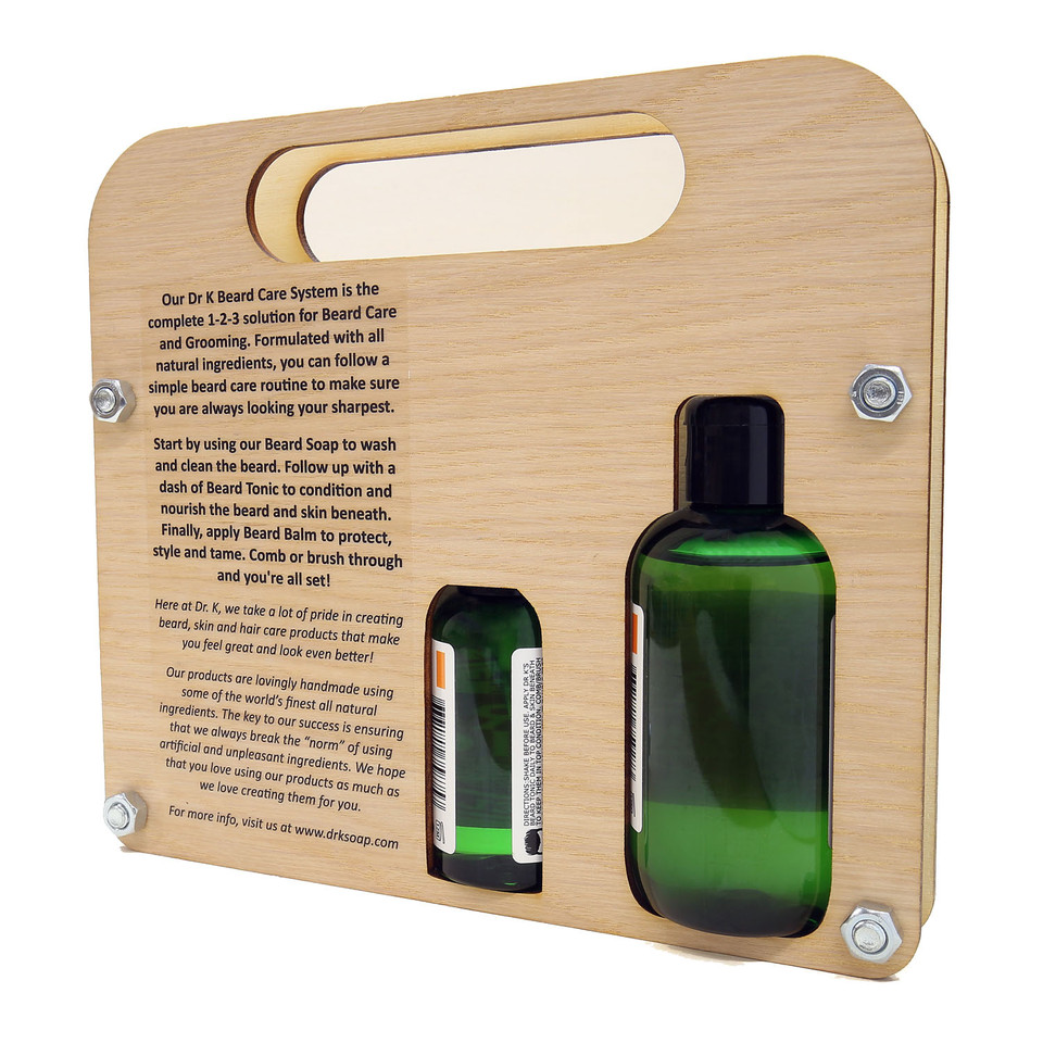 Conjunto para cuidados da barba com embalagens verdes em placa de madeira