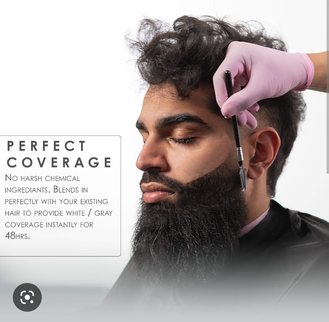 Homem a aplicar produto para cobertura de cabelos grisalhos com pincel na barba