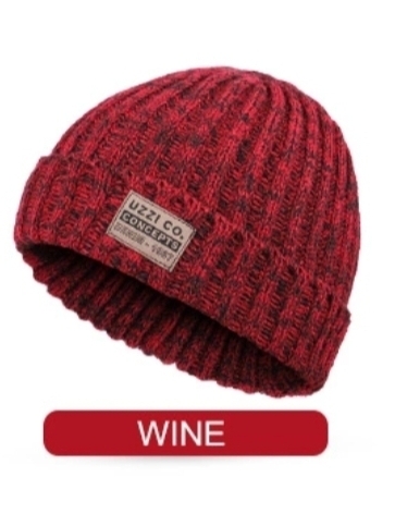 Gorro de malha vermelho com etiqueta UZZI CO. CONCEPT