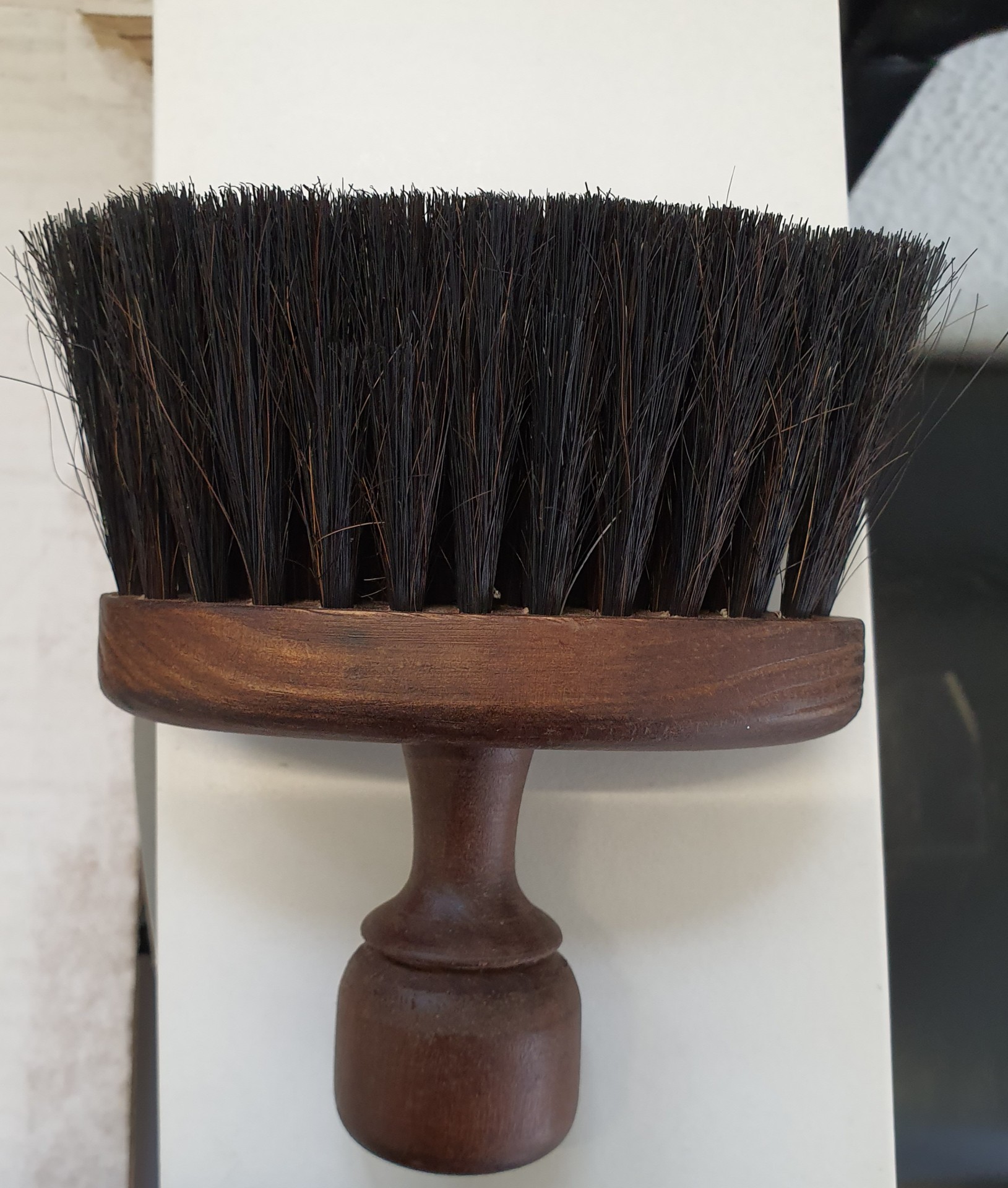 Escova de madeira com cerdas escuras e cabo curto