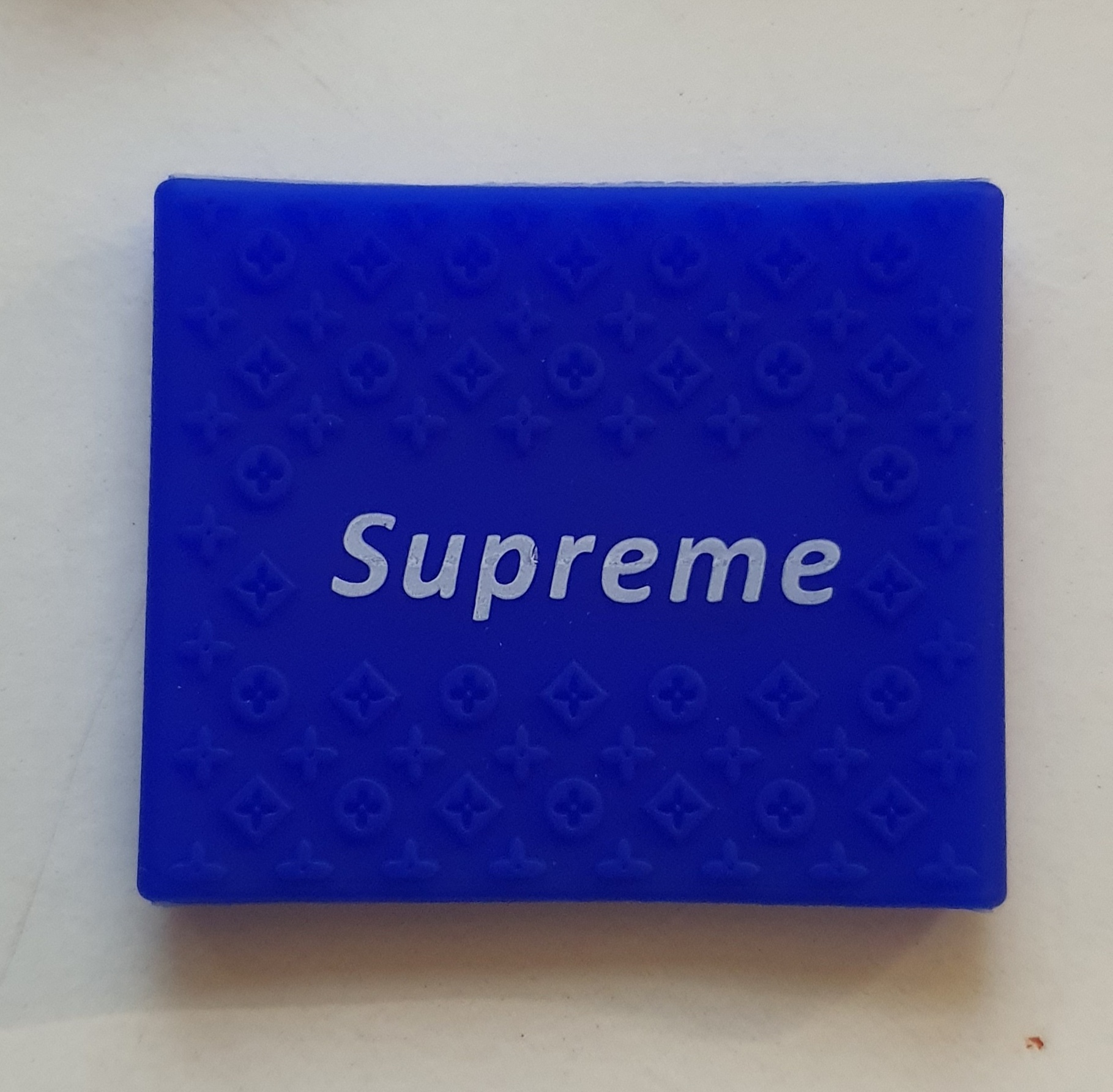 Carteira azul com padrão texturizado e texto Supreme