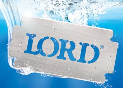 Lâmina metálica com texto LORD® em azul dentro de água