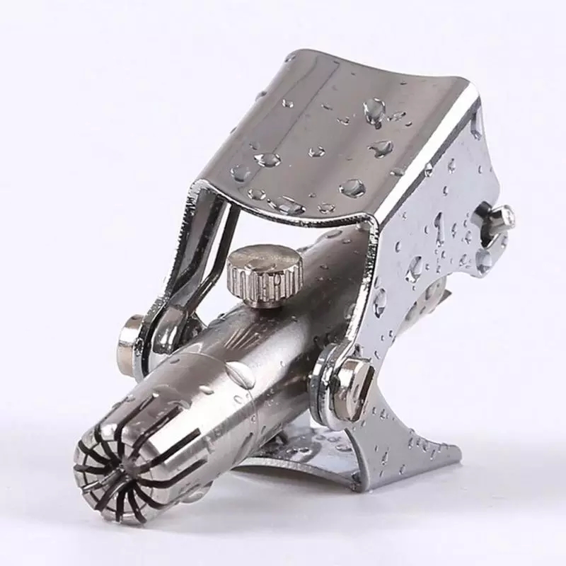 Ferramenta metálica cromada com gotas de água