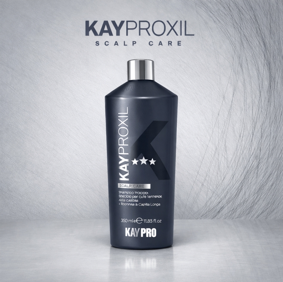 Frasco preto de champô KayPro KAYPROXIL SCALP CARE sobre superfície cinzenta