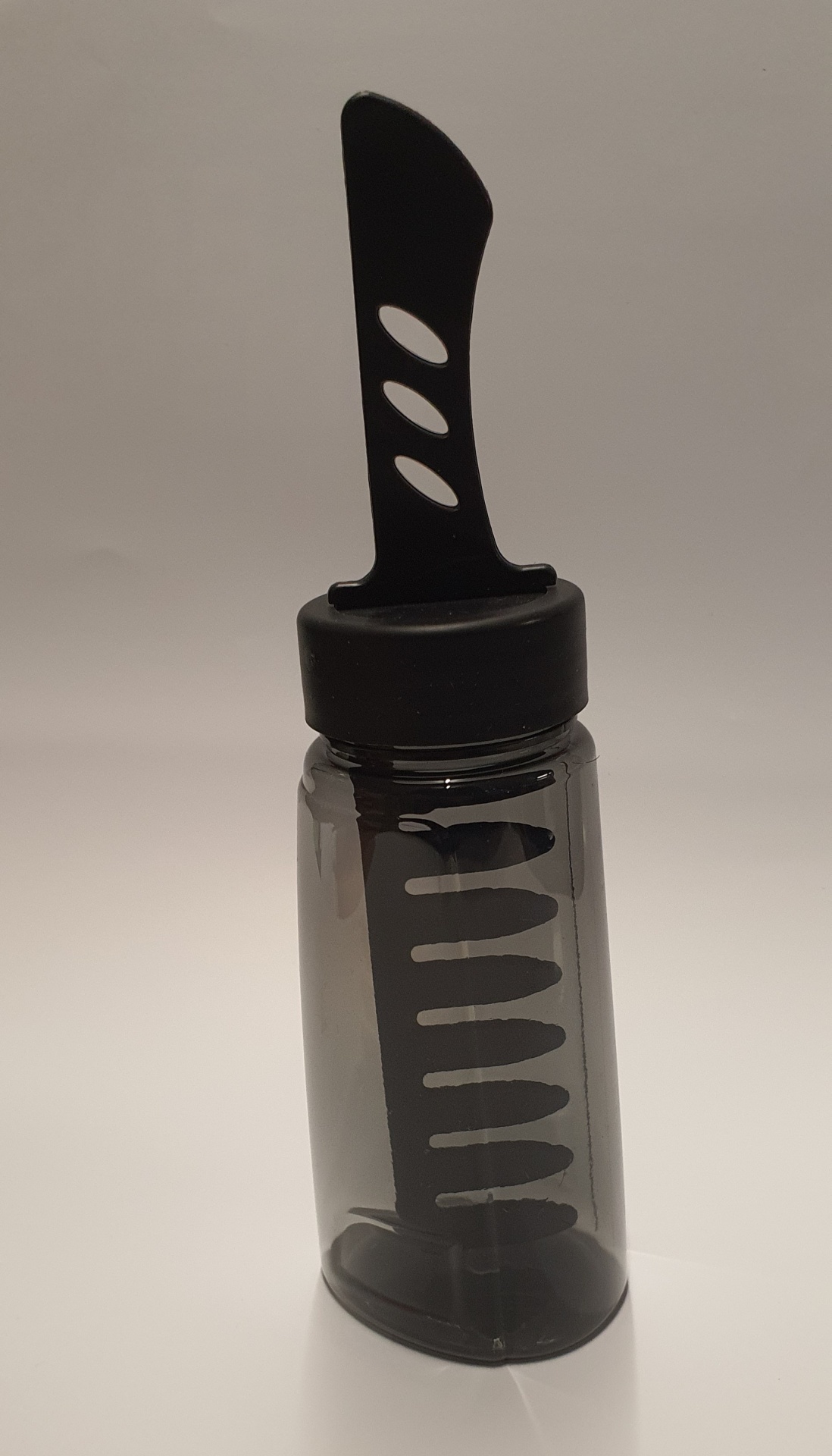 Garrafa de plástico fumada com tampa preta e pega larga preta com recortes