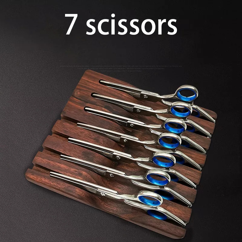 Conjunto de 7 tesouras prateadas com cabos azuis em suporte de madeira