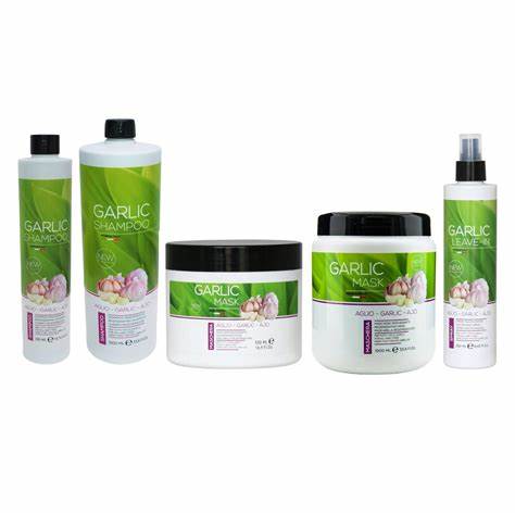 Produtos para cabelo com alho em embalagens verdes e brancas