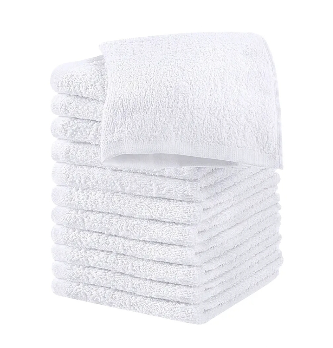Conjunto de toalhas brancas empilhadas