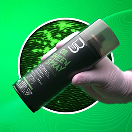 Lata de spray Oil Green Spray B5 segurada por mão com luva sobre fundo verde