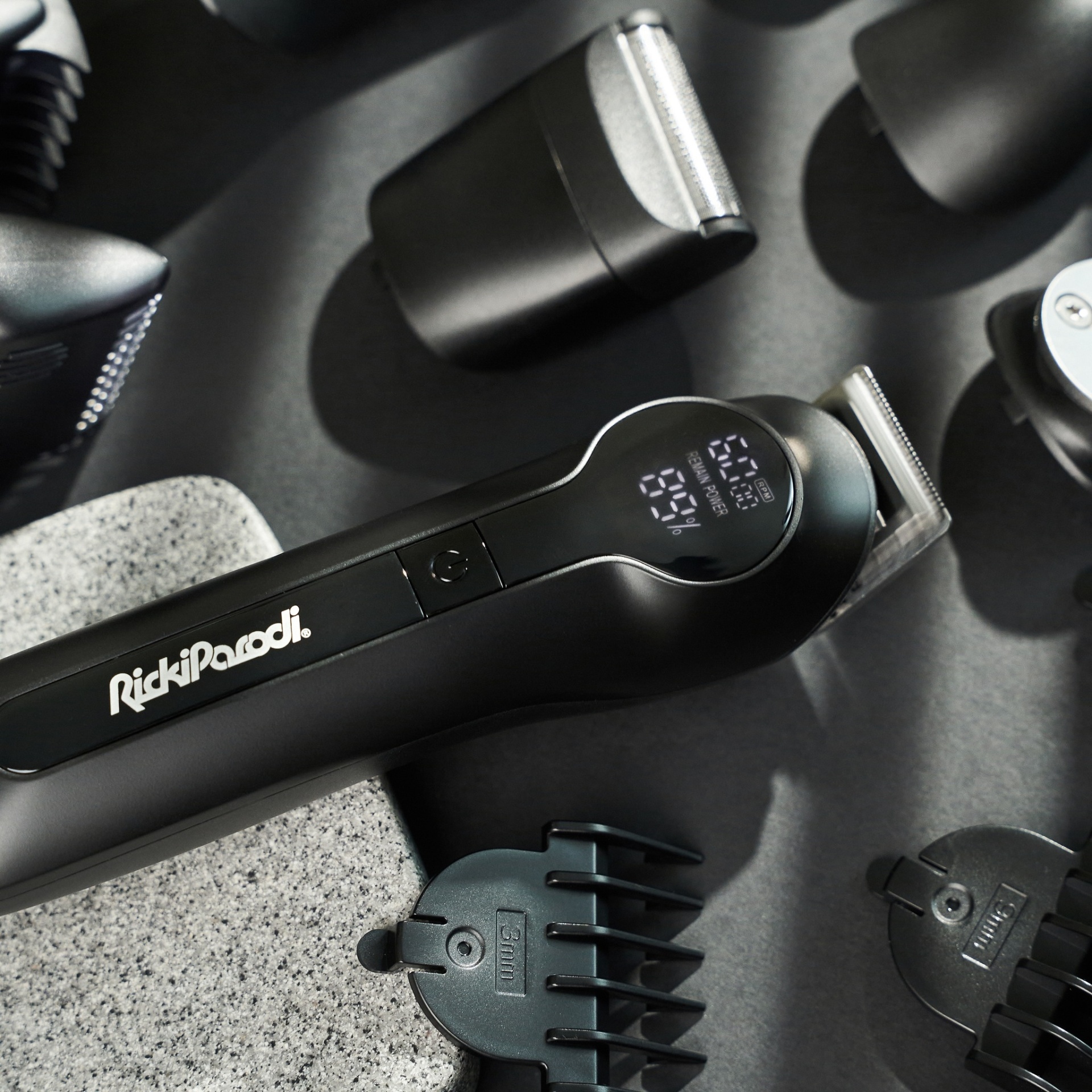 Aparelho de barbear elétrico preto com visor digital e acessórios