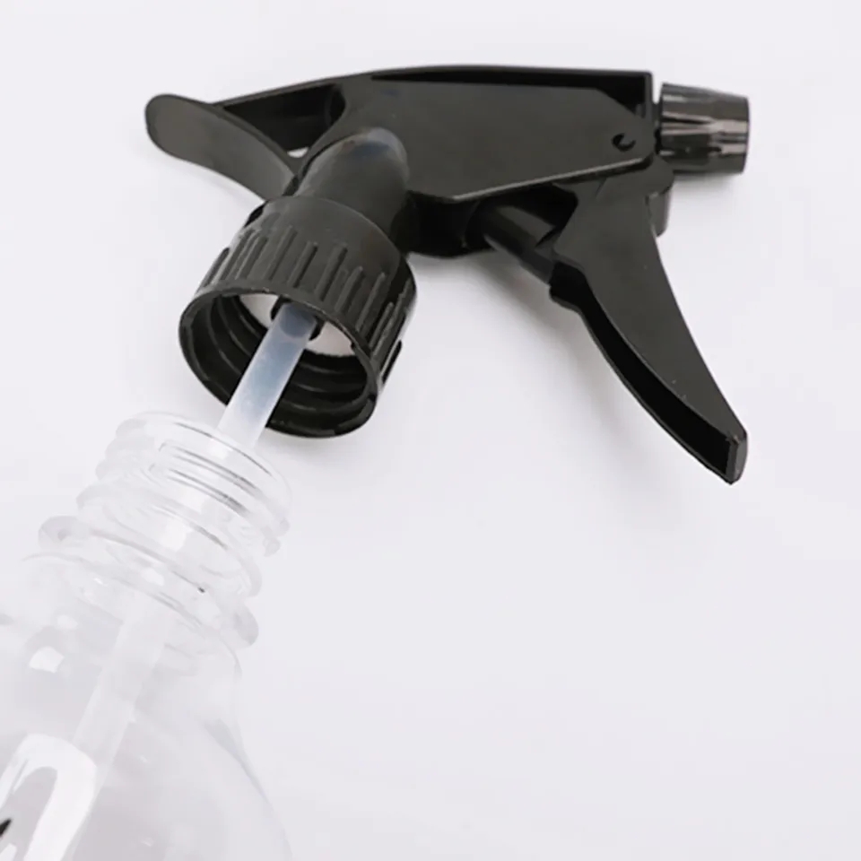 Cabeça de spray pulverizador preta em garrafa transparente