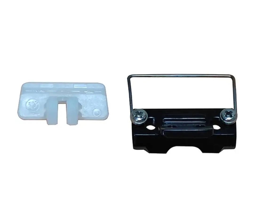 Conjunto com duas peças de plástico para ferragens, uma branca e outra preta, com parafusos.