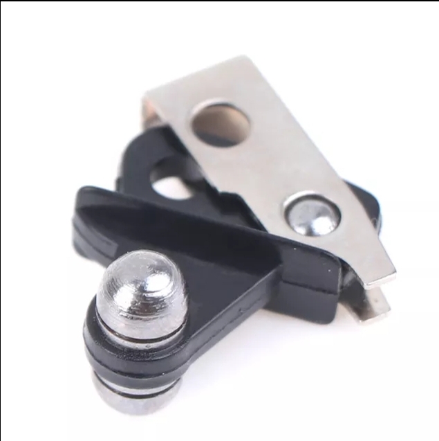 Fecho metálico pequeno com componente de plástico preto