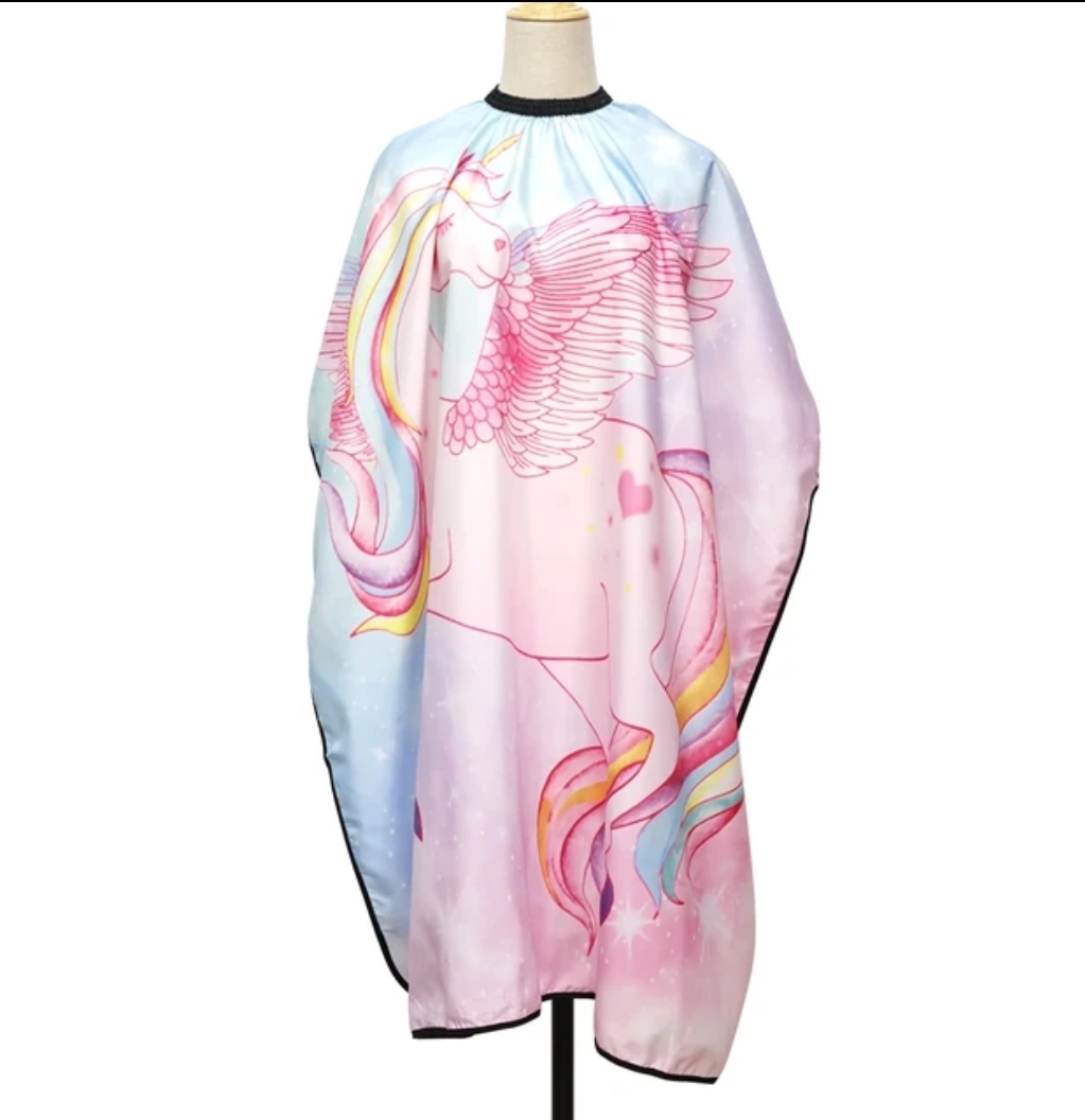 Capa para corte de cabelo com estampa de unicórnio rosa com asas.
