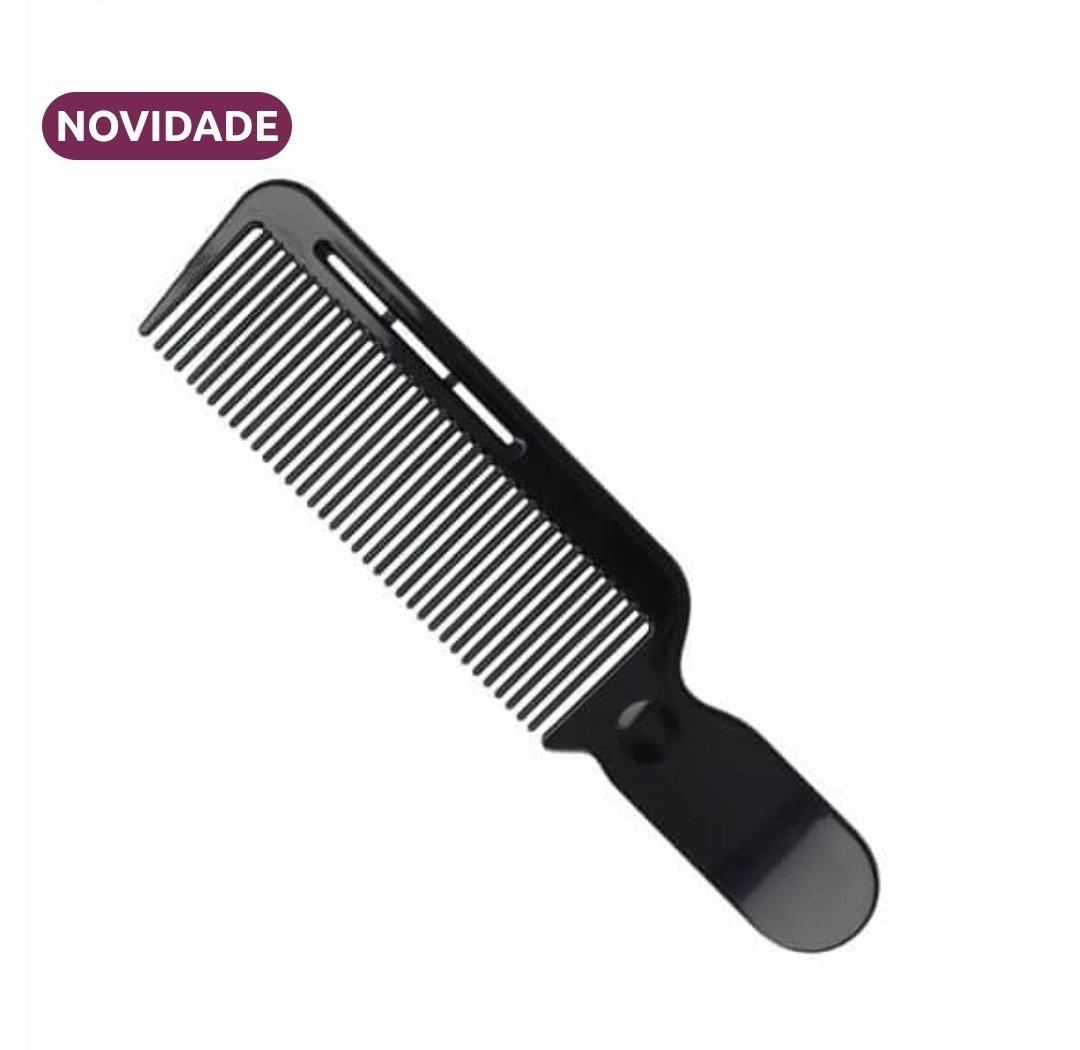 Pente preto de plástico com dentes finos e cabo largo
