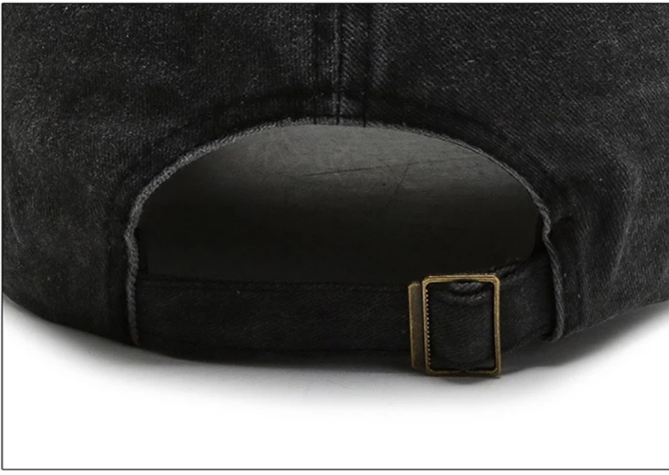 Parte traseira de boné preto com ajuste de fivela metálica