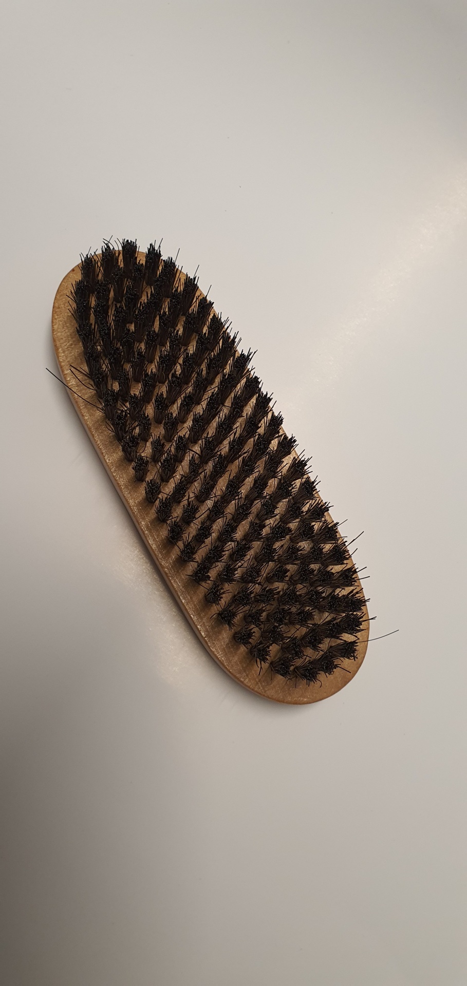 Escova de mão de madeira com cerdas pretas