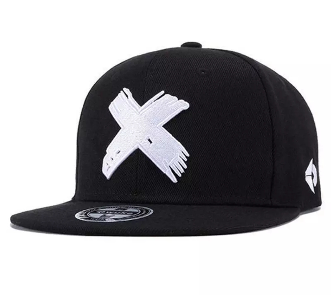 Boné preto snapback com bordado branco em 'X' na frente.