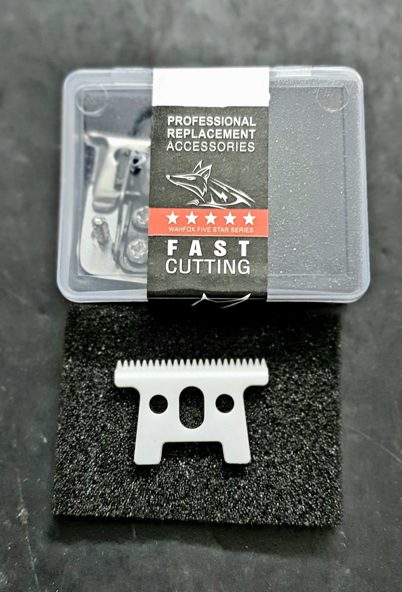 Acessório de lâmina metálica para máquina de cortar cabelo com embalagem transparente e rótulo preto