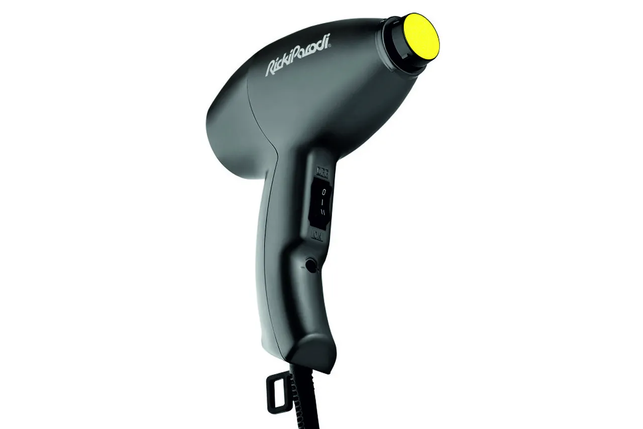 Secador de cabelo preto com botão amarelo na ponta