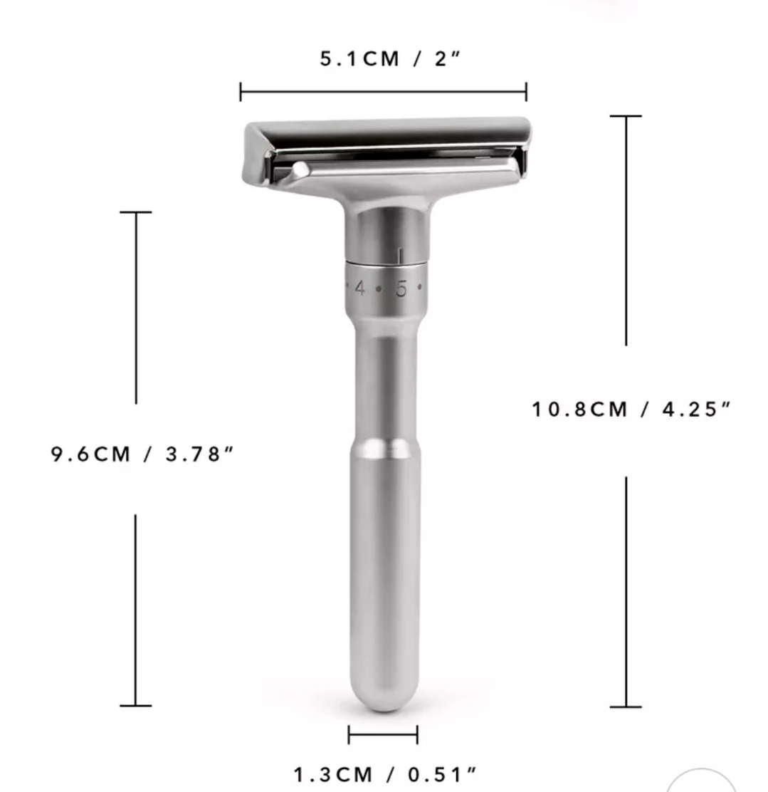 Aparelho de barbear metálico prateado com dimensões indicadas em centímetros e polegadas