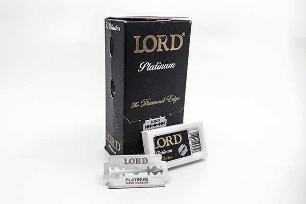 Embalagem preta e lâmina de barbear branca LORD Platinum