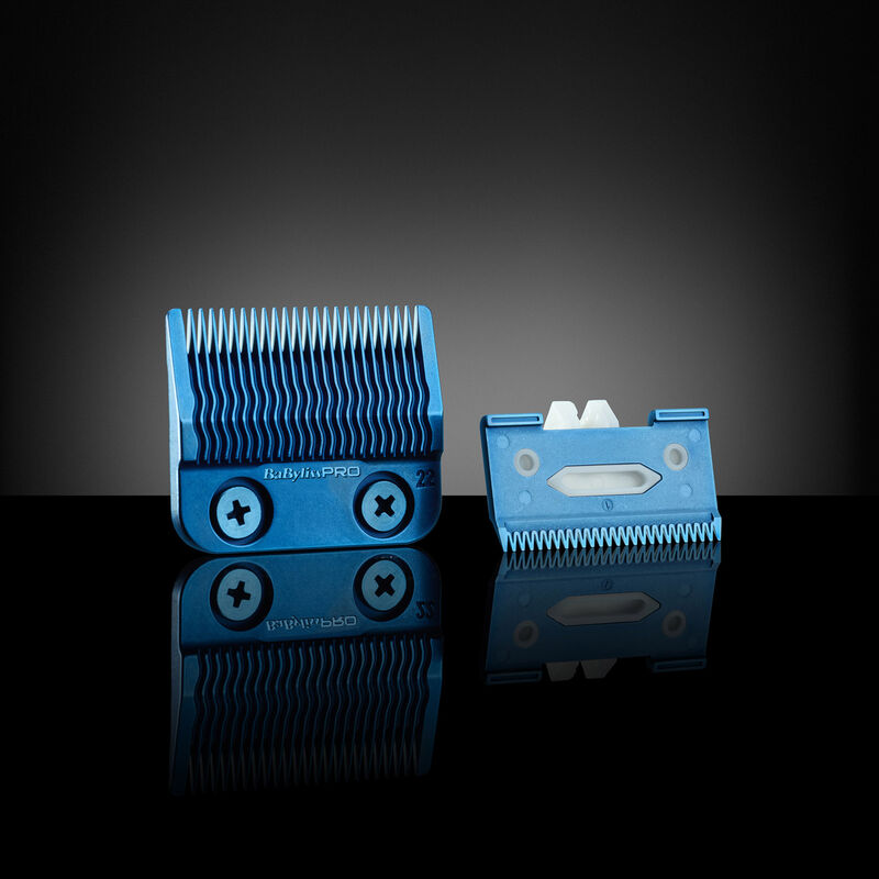 Lâminas azuis para máquina de cortar cabelo HairStylerPRO sobre superfície preta refletora
