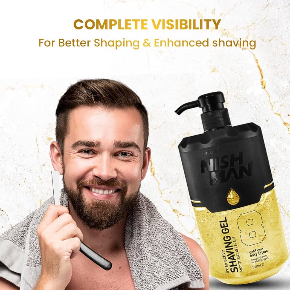 Homem sorridente com navalha ao lado de frasco de gel para barbear Nish Man