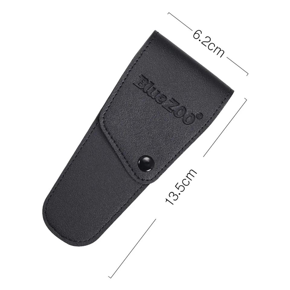 Estojo preto de material sintético com botão e marca BlueZOO