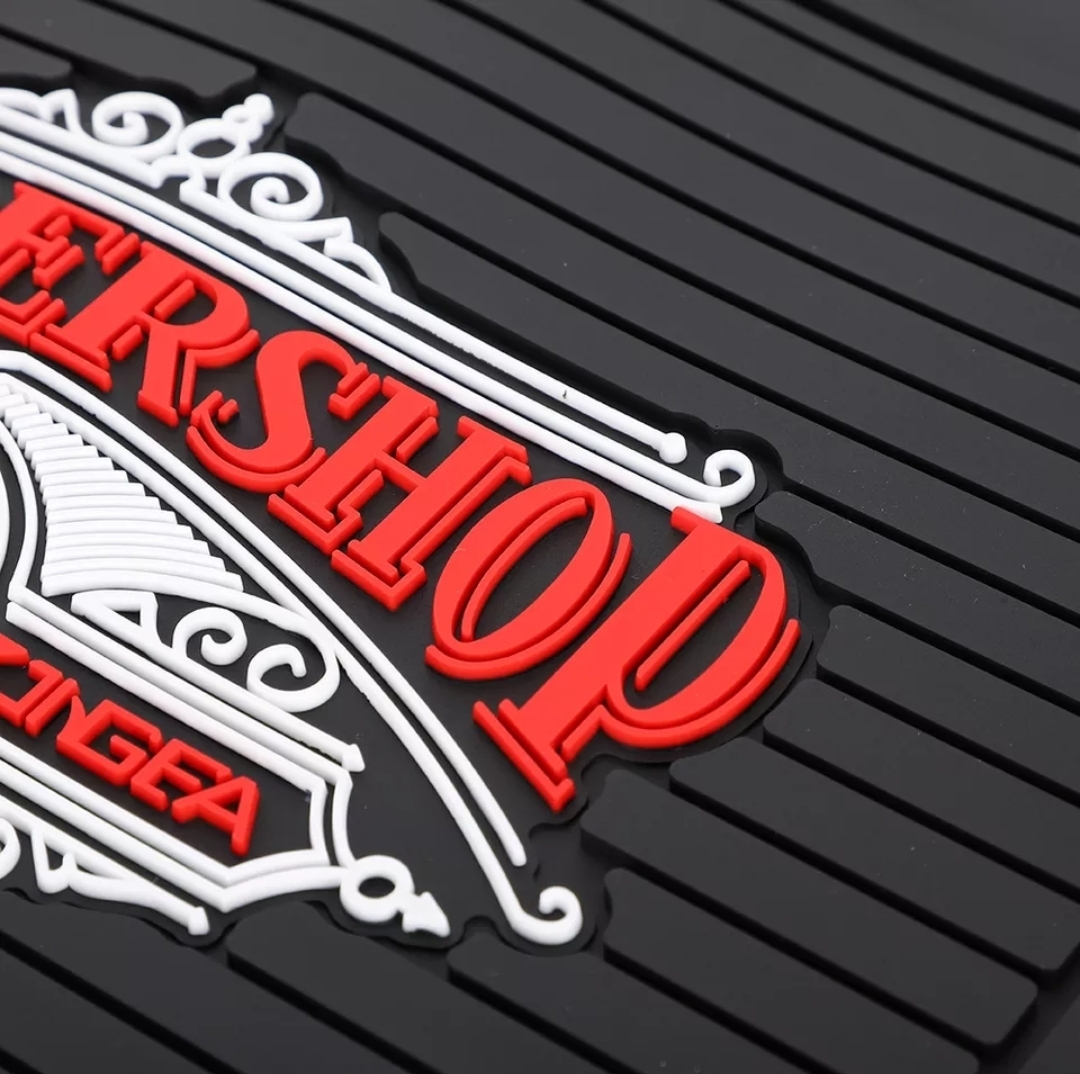 Placa decorativa relevo 'BARBER SHOP' vermelho e branco em fundo preto