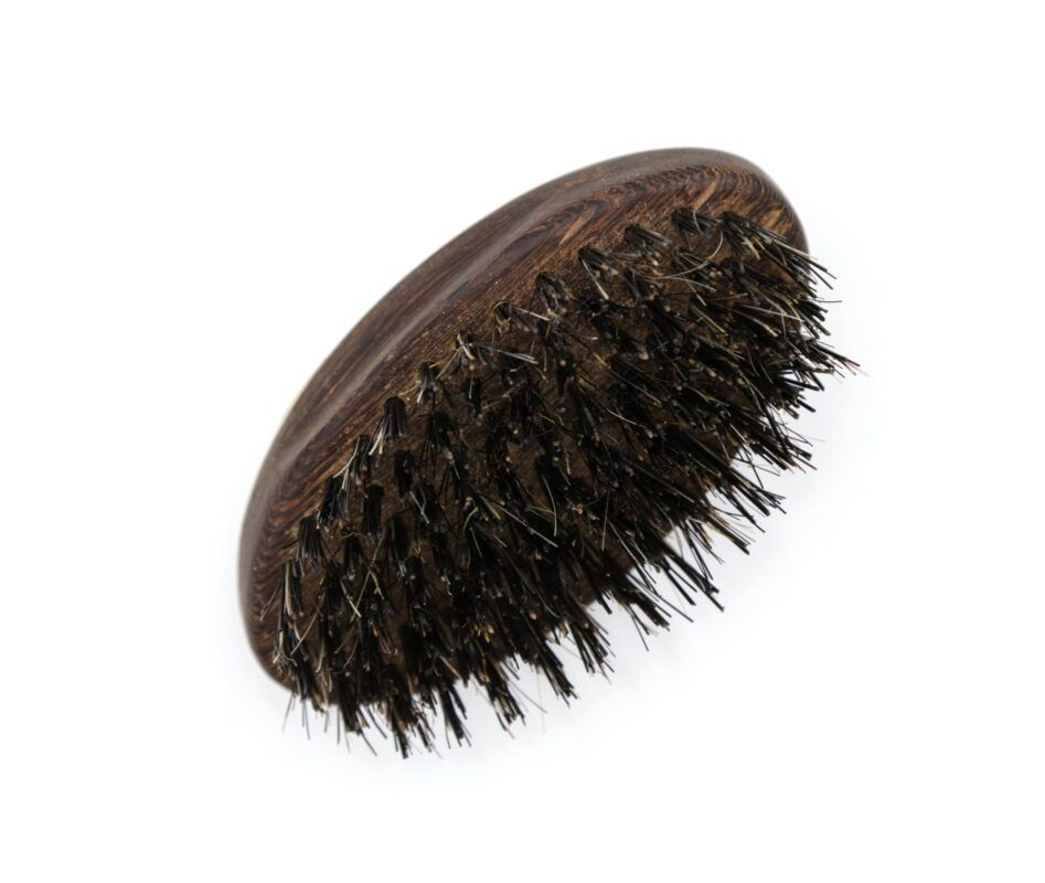 Escova para barba com cabo em madeira escura e cerdas pretas.