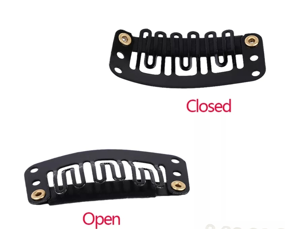 Acessórios para cabelo pretos com mola em posições aberta e fechada e texto 'Open' e 'Closed'