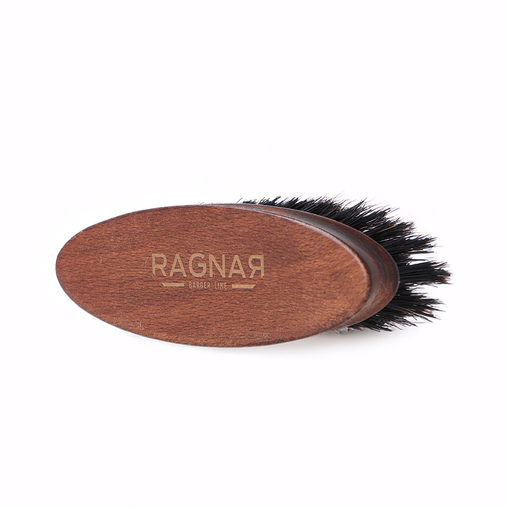 Escova de barbear em madeira castanha com cerdas pretas e texto RAGNAR BARBER LINE