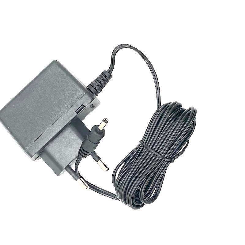 Carregador preto com cabo longo e ficha cilíndrica